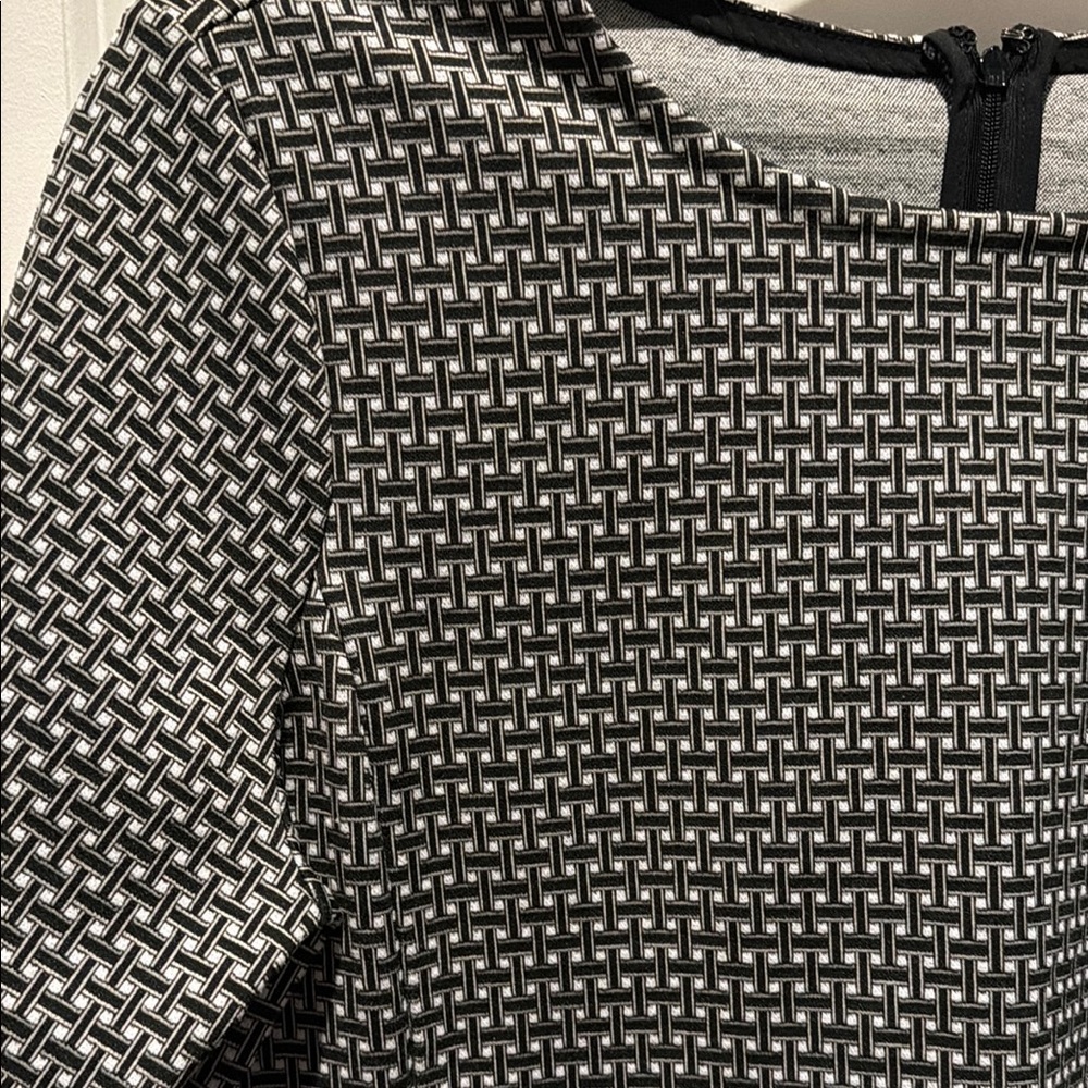Short-Sleeve Black and White Patterned Tunic Top - Picture 3 of 5